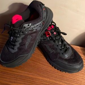 NIB Avia Trail Running Shoes Size 12 WIDE E